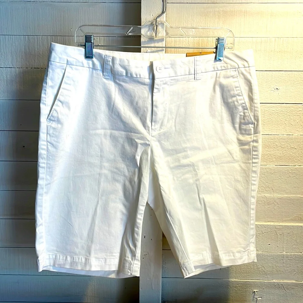 Magellan, Brand new, white Bermuda shorts, great for summer - Picture 1 of 4
